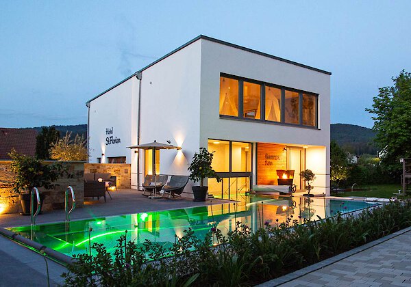 Badelandschaft mit Außenpool im Wellnesshotel